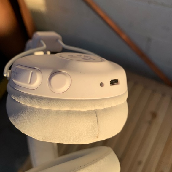 JLab Bluetooth Heaphones - Picture 5 of 9